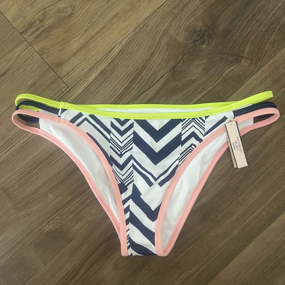 NWT Victoria’s Secret Strappy Cheeky bikini bottom size large geometric print